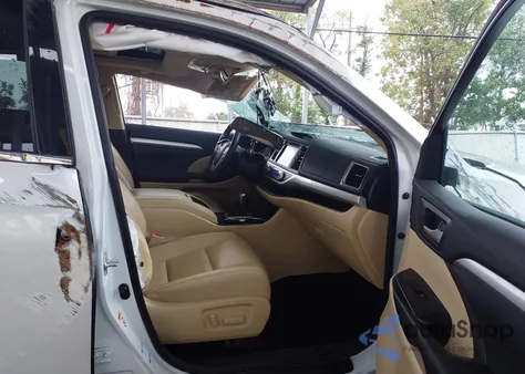 2019 Toyota Highlander Xle z USA, uszkodzony, nr VIN 5TDJZRFH8KS589875